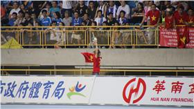 中越大戰球迷鬧場(朱凱弘攝影)