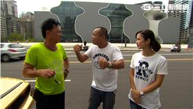 邢峰(左)與主持人聊天。