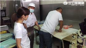 鄭志偉製作蘋果麵包。