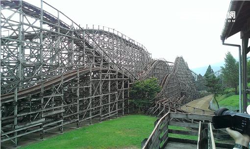 日本第一座木製雲霄飛。全長1千六百公尺，高42公尺，用六萬根冷杉木建造而成!!