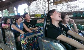 日本第一座木製雲霄飛。
全長1千六百公尺，高42公尺，用六萬根冷杉木建造而成!!