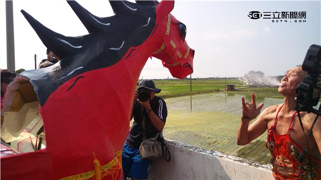 阿成膽大包天竟跟池府千歲搶馬騎？！