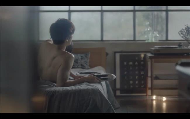 根本犯規！鄭容和新歌大秀性感胸肌