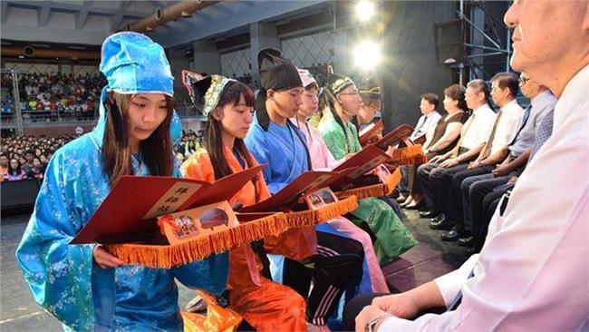 台師大學生「穿古裝拜師」遭批奴化