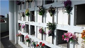 靈骨塔、塔位、納骨塔／flickr－Jnzl's Public Domain Photos／https://www.flickr.com/photos/surveying/14926615648/in/photolist-oK1NNd-eyHTZi-eyM47E-eyM4Tu-eyHUbk-eyM6k5-QuYST-eyHVYt-jY6ype-eyM67d-eyHVnt-eyM54m-GesrT-s7LbYE-nrrvnC-92xzRW-s7P9YJ-s7N3RU-spdRJG-s64jd6-s7VWAT-ehQCGZ-p2t7wq-p2eBpT-p2eAGk-p2uYvV-p2eA5Z-p2uY1X-p2eyVz-oK198Z-oK1N1a-oK1idU-5dEhtX-spove6-s7VWNr-s7P9dW-spmsDg-spouLT-rszxkr-rsoe3C-s7P8BA-spdQuC-oK1p27-p2v1nF-oK1nRm-p2uZfF-p2t6jL-eyXQpB-oZtc3q-p2t323