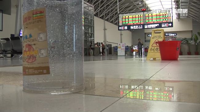 扯！新烏日站斥資17億　大廳竟漏水
