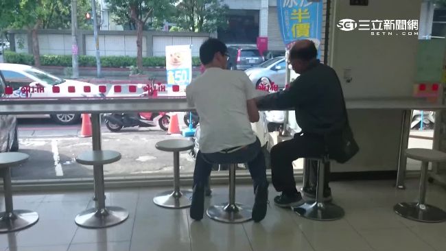 民眾佔超商休息區　自備瓦斯爐吃火鍋
