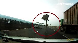 國道飛來鐵鏟　倒楣車擋風玻璃遭砸碎