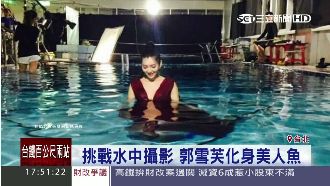 挑戰水中攝影　郭雪芙化身美人魚