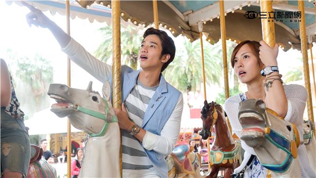 劉以豪、魏蔓齊坐「旋轉木馬」曬恩愛