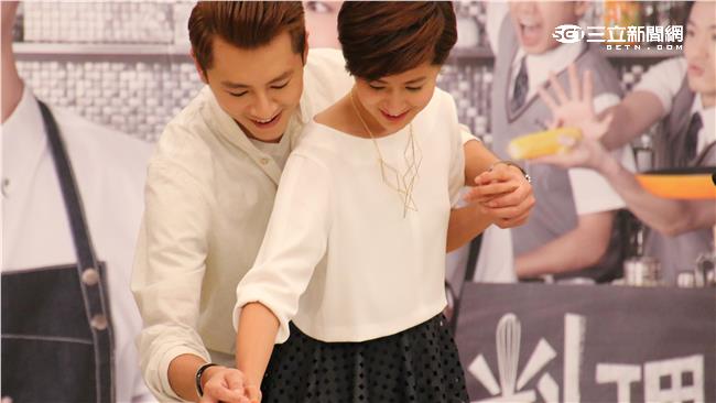 李國毅林予晞好閃！背後環抱做甜點