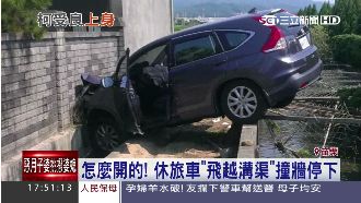 怎麼開的！休旅車「飛越」撞牆才停