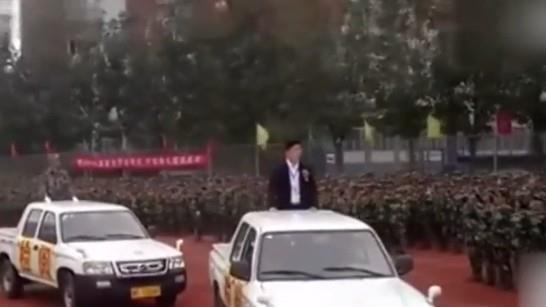 校園的日常？陸大學董座也搞「閱兵」