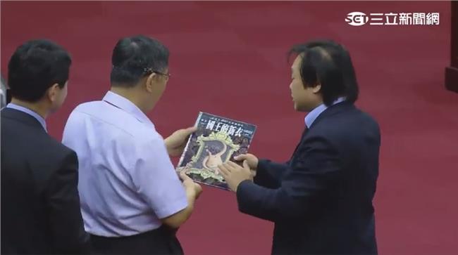 王世堅送「童書」　要柯P忘掉掌聲
