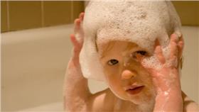 頭髮、洗頭／flickr－Rob Briscoe／https://www.flickr.com/photos/thebriscoes/8849101581/in/photolist-6PMjYR-65N9F5-8WEtr9-7bReV-8BN3pG-8n2MrS-6yAt8A-ebqEXY-7rEVYC-etXXAV-7h1ihp-auFmC3-fnBkzb-4d4VNS-4gFKBR-4pBxmA-x1kRH-9LWSEX-5G3C7-3qR139-qRt9Qd-fDiH7K-4jNBaa-9R1qjm-ef5i8G-raCSW-nnUe6A-9NMXoi-csUDN7-oKhqZY-6WyALq-8Bj3WG-73d547-6mQobJ-hsw1J-bzh8yz-5LFcfi-byMhgp-btvfh-p9b5MH-byQJS-gGCd4-9pDF8e-4aruJ-dzv3Xp-6zPS4-93Me1N-6FqPkb-7Hg2aS-fBvcX