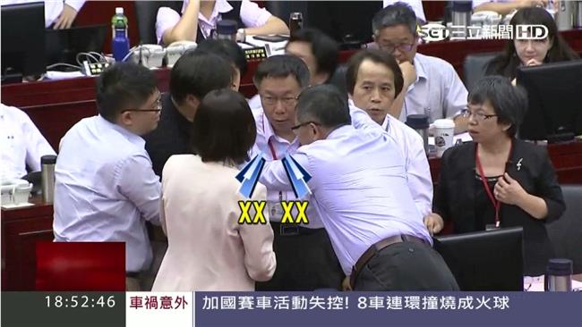 柯文哲暴怒搥桌後　碎碎念說了啥？