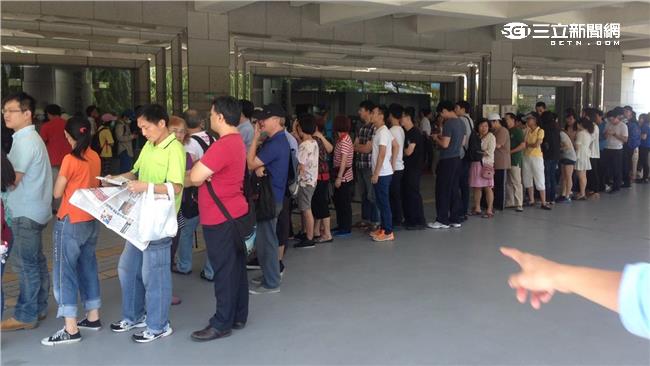 鄉民太熱情！逾百人排隊領童仲彥雞排