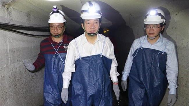 賴神為粉碎謠言　穿青蛙裝鑽進下水道