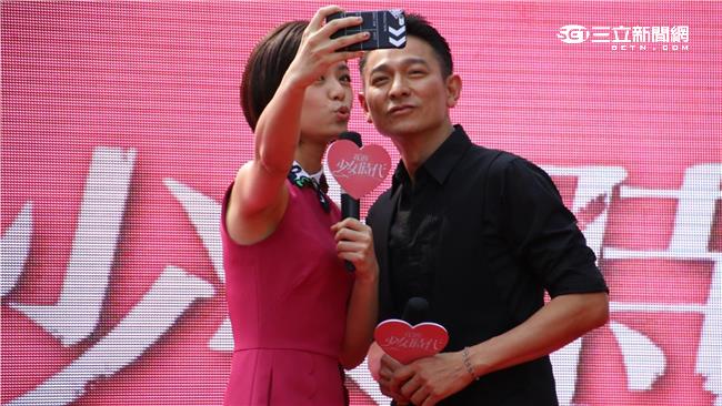 太爽！宋芸樺、劉德華嘟臉耍萌玩自拍