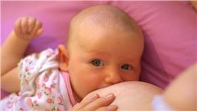 餵母乳（圖／攝影者Hamish Darby, flickr CC License ）