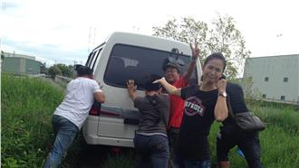 為找化骨通心鰻　鄭志偉外景車卡泥地