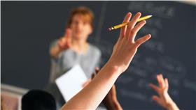 小學生,分數通分,大學生,教育制度,學測
圖／翻攝自百度百科
http://image.baidu.com/search/detail?ct=503316480&z=0&ipn=d&word=%E4%B8%8A%E8%AA%B2&step_word=&pn=4&spn=0&di=13024529430&pi=&rn=1&tn=baiduimagedetail&is=&istype=0&ie=utf-8&oe=utf-8&in=&cl=2&lm=-1&st=-1&cs=2580552972%2C2634984591&os=2059801571%2C4072732519&adpicid=0&ln=1000&fr=&fmq=1442818335008_R&ic=0&s=undefined&se=&sme=&tab=0&width=&height=&face=undefined&ist=&jit=&cg=&bdtype=0&objurl=http%3A%2F%2Fimg.taopic.com%2Fuploads%2Fallimg%2F111019%2F6438-11101921445381.jpg&fromurl=ippr_z2C%24qAzdH3FAzdH3Fooo_z%26e3Bpw5rtv_z%26e3Bv54AzdH3Fp7h7AzdH3Fda888aAzdH3F880ba8_z%26e3Bip4s&gsm=0