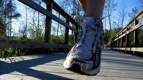 夜跑全程只喝3杯水　熟男照樣中暑