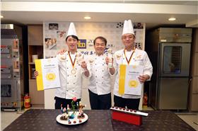台灣代表隊(左起選手楊嘉明、教練廖漢雄、選手彭浩)於2015IBA世界點心大師賽高分奪得世界冠軍