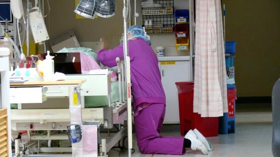 護理師深夜跪地拍痰　讓醫師動容感佩