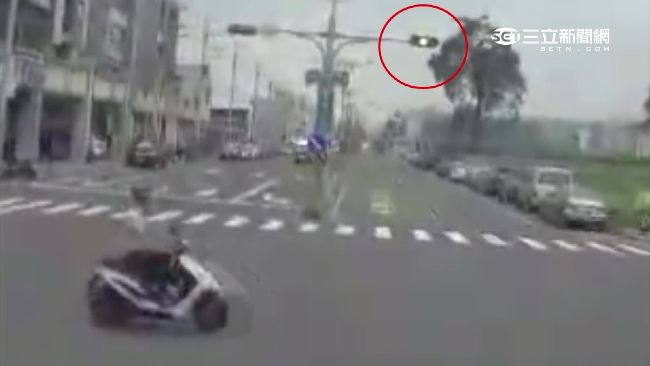 汽機車搶快對撞　騎士360度彈飛