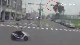 汽機車搶快對撞　騎士360度彈飛