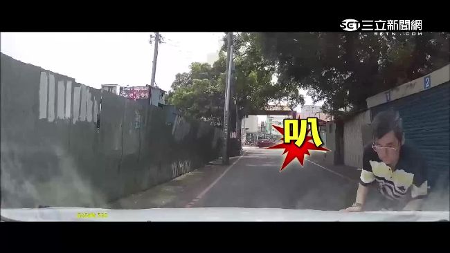 阿伯撲引擎蓋　上演假車禍倒彈自摔