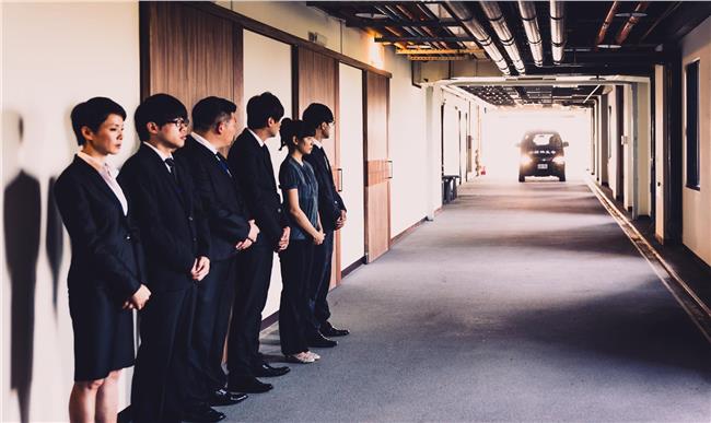 淚不能掉他身上…禮儀師親手服務好友