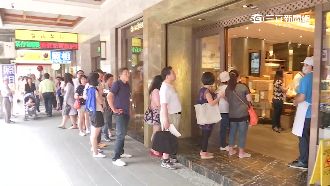知名老店捲土重來！民眾買餅大排長龍