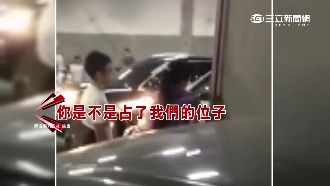 人肉佔位破功　駕駛竟停路中央開罵