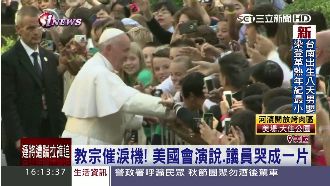 教宗拒絕全防彈座車　和小朋友玩自拍