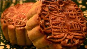 月餅　圖／攝影者Avery, Flickr CC License
https://www.flickr.com/photos/32189044@N00/2854236767/in/photolist-5mdH9K-oQWJRf-oAtYvb-oSYxgz-75MnD3-34mGwH-34rfAG-5jWpA9-p9SGi-6YXSaS-6YTQ5k-5me5i7-3bA67p-fVS7b1-6YTS2Z-dmtMV5-gkeEoC-dg2V1F-p9Sc7-p9U6W-p9U6R-pibo6-2Txb1A-ap56pa-5mdH82-btvhf-8Djubh-dGHipF-dGHh9r-dGNGe3-dGNFXb-dGNFsG-pwxKE-3g81zA-6YTP9P-pboqy-58KfW-7tjjGQ-aeSJZy-aeSPXA-aeQ1QB-8EnAk5-y1j8y-dGNHvL-dGNH5q-dGNEz1-dGNE8f-dGHbTB-dGFArZ-dGLYEm