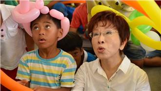 柱柱姊向學生喊話：按讚就找到工作囉