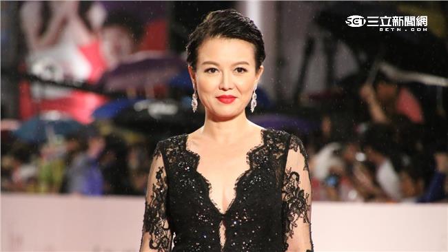 跟林美秀拼了！苗可麗深V露雙峰