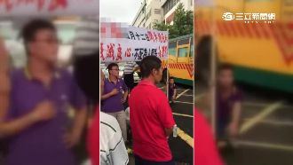 家屬舉布條站校門！抗議老師撞死人