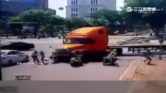 生死一瞬間！只差一秒機車騎士險被輾