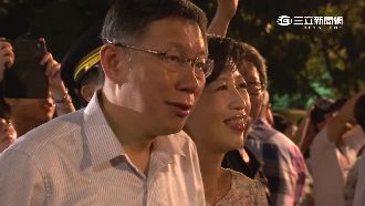 柯P也浪漫　牽陳佩琪甜賞大稻埕煙火