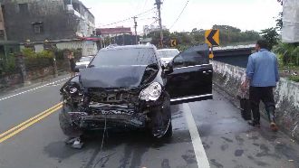 公車勝！百萬保時捷互撞車頭毀了