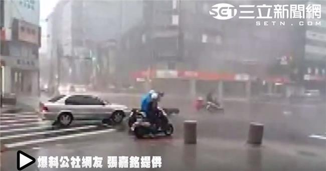 機車騎士遭吹翻　行經車輛險輾爆頭