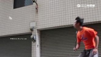 這樣也行？羽球高手颱風天單挑強陣風