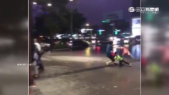 恐怖杜鵑！騎士路人成「人肉風箏」