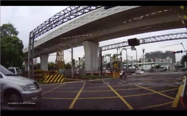 影／平交道柵欄害人　轎車駛過慘被撞