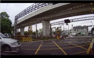 影／平交道柵欄害人　轎車駛過慘被撞