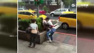 狂風暴雨拚外送？三女店員摔一團