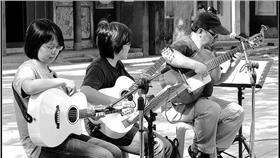 吉他
https://www.flickr.com/photos/max_chang/3519844741/